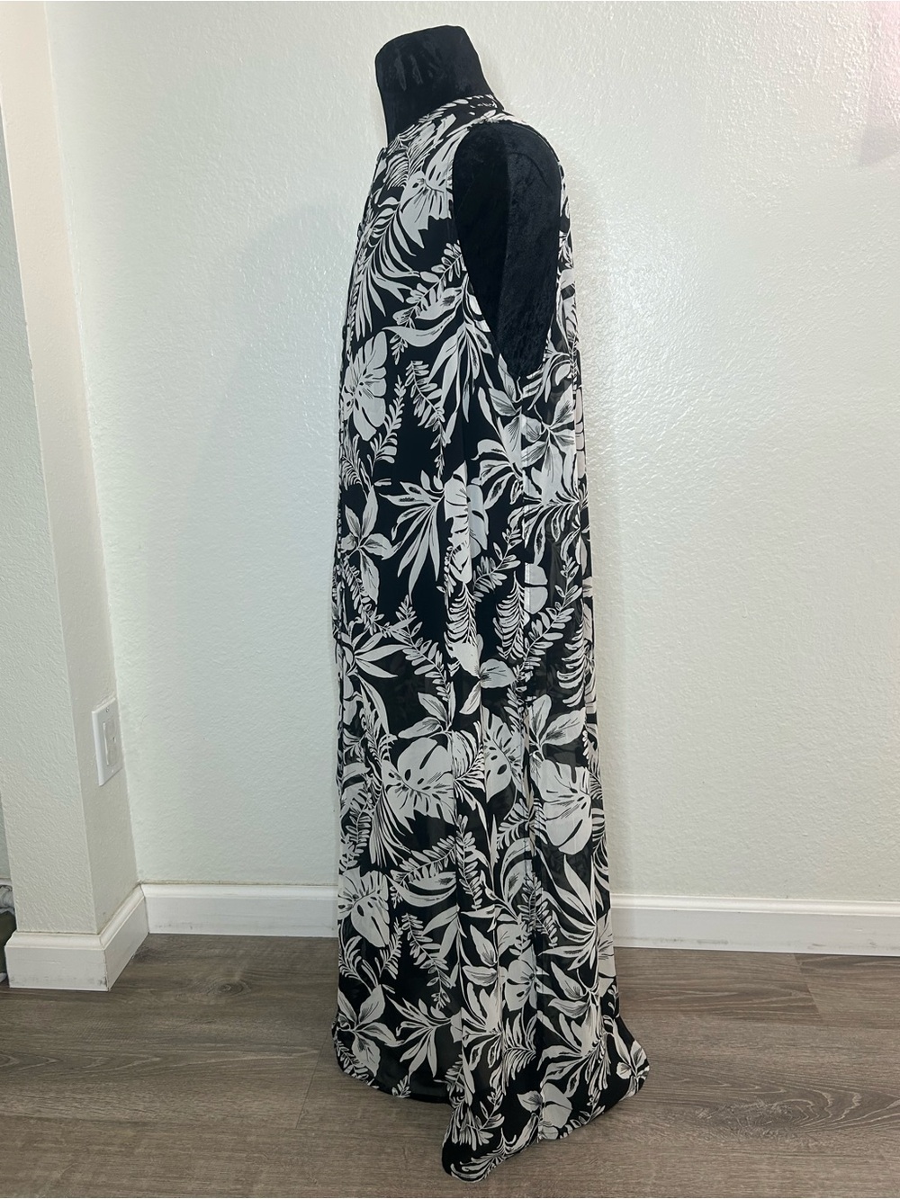 Roaman’s Plus Size 22W Tropical Leaf Sleeveless top - Picture 2 of 7